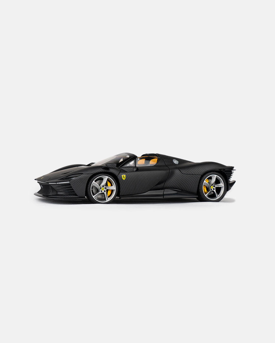 Bburago 1:18 Ferrari Daytona SP3 – Carbon Series – 50th